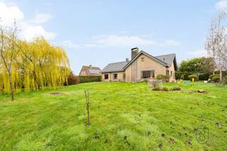 Idéalement située au calme et proche du centre-ville dans un clos prisé du charmant village de Kain, cette maison 4 façades de type « plain-pied » de 130m² habitable et érigée sur un terrain de plus de 13ares se compose comme suit : <br /><br />Un hall d’entrée avec WC séparé, un beau et lumineux séjour avec feu ouvert, une cuisine équipée avec coin repas<br />, un hall desservant trois chambres à coucher ainsi qu’un bureau et une salle de douche équipée, une buanderie et un garage 1 voiture avec porte sectionnelle motorisée<br /><br />Les combles, dont l’accès se fait par un escalier escamotable sont et laissent entrevoir des possibilités d’aménagement. <br /><br />L’extérieur comprend un beau jardin arboré et idéalement orienté plein sud, dont une partie à bâtir, une terrasse et du parking pour 3 véhicules.<br /><br />TECHNIQUES : Chauffage central au mazout (Cuve enterrée de 2.500L), feu ouvert, châssis bois simple vitrage avec persiennes manuelles, boiler électrique (150L), citerne d’eau de pluie avec groupe hydrophore, fosse reliée à l’égout, RC : 1145€