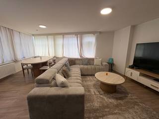 Op een uitstekende centrale ligging bevindt zich deze prachtige nieuwbouwwoning, afgewerkt met oog voor detail en hoogwaardige materialen. Dankzij de nabijheid van winkels, scholen, restaurants en parken geniet je hier van alle comfort binnen handbereik. Bovendien is de woning vlot bereikbaar via openbaar vervoer en belangrijke invalswegen.<br /><br />Ook de ligging ten opzichte van de kust is een absolute troef: de zee bereik je op slechts 15 minuten wandelen of 5 minuten fietsen.<br /><br />Deze energiezuinige woning werd gebouwd met duurzame en kwaliteitsvolle materialen en onderscheidt zich door haar ruime, functionele indeling. Daarnaast zijn er zonnepanelen aanwezig, wat bijdraagt aan een lagere energiefactuur.<br /><br />Op het gelijkvloers bevinden zich de lichtrijke woonkamer, de volledig uitgeruste keuken en de inpandige garage. Via de trap bereik je de eerste verdieping, waar zich twee comfortabele slaapkamers en een moderne badkamer bevinden. Bovendien beschikt de woning over een extra garagebox.<br /><br />Beschikbaar vanaf: 01/09/2026.<br /><br />