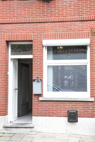 VERNIEUWDE EENGEZINSWONING MET 4 SLAAPKAMERS - CENTRALE LIGGING. Uiterst verzorgd huis op een perceel van 50 m², gelegen in één van de charmantste straatjes van Geraardsbergen. Bewoonbare oppervlakte van 110 m² + zolder. Deze uiterst verzorgde woning straalt een hedendaagse uitstraling uit en geniet van een ideale ligging, dicht bij scholen en het centrum van Geraardsbergen. Het gelijkvloers omvat een kleine inkomhal, een open woonkamer met geïntegreerde keuken (gerenoveerd in 2017) en een open trap. De achterbouw, voorzien van een recent vernieuwd plat dak, omvat de badkamer en de technische ruimte met wandketel op gas (centrale verwarming op gas). Op de 1e verdieping bevinden zich 2 lichte slaapkamers met een aangenaam uitzicht op het groen. Op de 2e verdieping zijn er nog eens 2 slaapkamers en een vaste trap naar de zolder. Centrale verwarming, recent PVC-dubbel glas, recent vernieuwde kroonlijst. Uitstekend EPC: 264 kWh/m² – elektriciteit conform! Ideaal voor een jong koppel of een investeerder: attest van conformiteit voor verhuur beschikbaar! Neem snel contact op met het Casavista-team via 054 41 25 00 om uw bezoek te plannen!