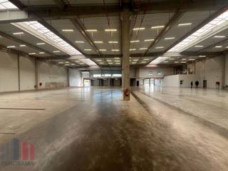 Fantastisch gelegen bedrijfsgebouw met zeer goede visibiliteit langs de E17 te Sint-Niklaas. Op amper 2 km van exit 15 Sint-Niklaas centrum...