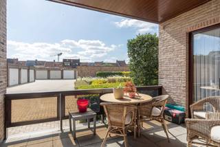 Rustig gelegen verzorgd en lichtrijk gelijkvloersappartement met 2 mooie terrassen in woonresidentie het Victoriepark.
Achteraan gelegen appartement met leuk uitzicht op de verzorgde tuinen van deze residentie. Met tevens een eigen ingang via terras en mogelijkheid tot aankoop van een naastgelegen garagebox is dit een zeer aangenaam ruim comfortabel appartement op wandelafstand van het centrum. Voorzien van 2 volwaardige slaapkamers, badkamer met douche, gastentoilet met handenwasser en een aparte wasberging. Vanwege de mooie breedte van dit appartement met mooie grote living en de 2 overdekte terrassen beschikt men over extra veel lichtinval. De ruime geïnstalleerde keuken voorzien van toestellen met werkblad in graniet beschikt over een eethoek en een extra overdekt terras. De elektrische installatie wordt conform opgeleverd. Momenteel is het appartement verhuurd aan een zeer nette huurder. 
Tevens bestaat er de mogelijkheid om een extra brede garagebox bij te kopen direct kort bij het appartement gelegen.
Vermelde oppervlakten/afmetingen zijn indicatief. Oppervlakte conform EPC.

