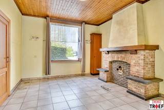 <p>Deze te renoveren woning is centraal gelegen in Denderbelle, vlakbij openbaar vervoer en nabij alle belangrijke invalswegen naar zowel Lebbeke, Wieze, Dendermonde, Opwijk, Aalst. Huidige indeling: een ruime inkomhal met aansluitend een lichtrijke leefruimte, een keuken, verschillende bergruimtes, een gastentoilet en een badkamer met toilet, wastafel en ligbad. Vervolgens is er een gezellige tuin met verschillende opbergruimtes. Op de eerste verdieping is er een nachthal en zijn er 3 kamers. TROEVEN: halfopen bebouwing met veel mogelijkheden op centrale ligging, lichtrijke ruimtes, gezellige tuin. Vragen, meer info of een bezoek? Contacteer Charlotte van IMMO TROEF: 052 52 52 00 of info@immotroef.be</p>