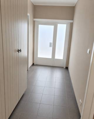 Gelegen in een rustige woonwijk, op wandel- en fietsafstand van winkels, scholen, openbaar vervoer en belangrijke invalswegen, geniet u hier van de perfecte combinatie van rust en bereikbaarheid.<br /><br />De woning beschikt over een ruime en lichtrijke leefruimte, een grote keuken, een badkamer met douche en een ruime slaapkamer. De gezellige veranda biedt een mooi uitzicht op de tuin en zorgt het hele jaar door voor extra wooncomfort.<br /><br />Verder is er een inpandige garage, een af te werken zolder en een tuinberging met grondwateraansluiting. Op het perceel van ca. 580 m² is bovendien nog plaats voor een extra tuinhuis.<br /><br />Met een huidige bewoonbare oppervlakte van ca. 80 m² en uitbreidingsmogelijkheden tot ongeveer 170 m² is deze woning ideaal voor wie vandaag comfortabel wil wonen én later extra ruimte wil creëren.<br /><br />Troeven:<br />• Rustige, gegeerde ligging nabij het centrum<br />• Instapklaar en uitstekend onderhouden<br />• Ruime leefruimte en grote keuken<br />• Badkamer met douche<br />• Gezellige veranda<br />• Inpandige garage<br />• Af te werken zolder<br />• Tuinberging met grondwateraansluiting<br />• Dubbele beglazing en centrale verwarming<br />• Perceel van ca. 580 m²<br />• Uitbreidbaar tot ca. 170 m² bewoonbare oppervlakte<br /><br />Een ideale woning voor starters of ouderen, alleenstaanden, koppels of wie op zoek is naar een woning met toekomstmogelijkheden.<br /><br />Interesse? Neem vrijblijvend contact op voor meer informatie of een bezichtiging.<br /><br />📍 Kardinaal Cardijnlaan 2, 2980 Sint-Antonius (Zoersel)<br />📞 0472/65.39.46<br /><br />Te koop zonder tussenkomst van een makelaar.