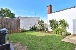 <p>Bent u op zoek naar een ruime gezinswoning met vier slaapkamers, een garage en een zuidgerichte tuin met veel potentieel? Dan is deze te renoveren woning op een boogscheut van het centrum van Beveren zeker het ontdekken waard. <br /><br />Op het <strong>gelijkvloers </strong>beschikt de woning over een ruime inkomhal met vestiaire, een apart toilet met handenwasser, een ruime leefruimte van maar liefst 40 m², met grote raampartijen voor een aangename lichtinval en een open haard voor extra sfeer. Aansluitend bevindt zich de praktisch ingerichte keuken, voorzien van verschillende toestellen. Daarnaast beschikt de woning over een ruime garage voorzien van een automatische sectionaalpoort, en met extra bergruimte.<br /><br />De <strong>eerste verdieping</strong> omvat drie volwaardige slaapkamers, waarvan één met toegang tot een klein terras, en een badkamer met ligbad, douche en toilet. Op de <strong>tweede verdieping</strong> bevindt zich een ruime vierde slaapkamer en een grote overloop, ideaal als bureau, hobbyruimte of extra bergruimte.<br /><br />Achteraan geniet u van een zonnige, zuidgerichte tuin met tuinberging met toegang tot de garage.<br /><br />Dankzij de solide structuur, royale leefruimte, vier slaapkamers en een garage vormt deze woning een uitstekende basis voor wie ruimte en mogelijkheden belangrijk vindt. Een ideale opportuniteit wie de woning volledig naar zijn hand wil zetten.<br /><br />Renovatieverplichting van toepassing.<br /><br />Interesse of graag een bezoek ter plaatse? Contacteer ons via verkoop@homevast.be of 03 344 77 44 voor meer info en/of een bezoek.</p>
