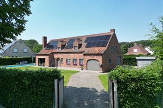 Deze ruime, instapklare woning is gelegen in een rustige doodlopende straat in een gegeerde residentiële buurt, op wandelafstand van het...