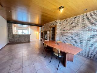 Deze woning is gelegen op een steenworp van scholen, Roeselare centrum, openbaar vervoer, supermarkten, snelwegen ...<br /><br />De woning omvat op de gelijkvloerse verdieping volgende indeling: inkom, ruime woonkamer, open keuken, badkamer, zonnige tuin met tuinhuis én uitweg!<br /><br />Op de eerste verdieping is volgende indeling aanwezig: 2 slaapkamers.<br /><br />Op de tweede verdieping is volgende indeling aanwezig: 1 slaapkamer (klaar op afwerken na én te bereiken met een vaste trap die zeer snel te installeren is).<br /><br />PLUSPUNTEN:<br />- CENTRALE LIGGING<br />- ZONNIGE TUIN<br />- UITWEG IN DE TUIN<br />- boiler volledig vernieuwd<br />- elektriciteit conform