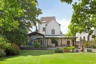 Immo Pické biedt U deze authentieke herenwoning met prachtige tuin aan gelegen op een perceel van maar liefst 1783m². We betreden deze herenwoning...