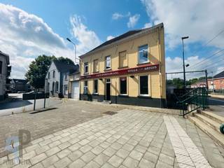 Dit voormalig café herbergt naast een recent vernieuwde garage en opslag of atelierruimte een grote bovenliggende woonst met maar liefst 5 slaapkamers en gigantisch grote inrichtbare zolder. Ideale opportuniteit voor een zelfstandige met nood aan garage, bureel en atelier en enige visibiliteit. Voor meer inlichtingen of een bezoek, contacteer Veronique 0483/676579