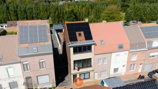 Deze half open woning met maar liefst een bruikbare vloeroppervlakte van 271m² ligt op een strategische locatie aan de rand van het centrum,...