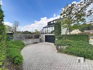WELKOM IN UW DROOMWONING TE TESSENDERLO-HAM Dit bijzondere pand biedt een unieke combinatie van modern design en natuurlijke omgeving. Gelegen op een...