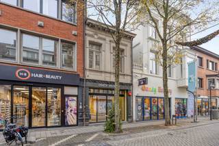 Bâtiment commercial caractéristique situé dans la rue commerçante de Turnhout. Le bâtiment est accessible à la fois par la Gasthuisstraat et par...