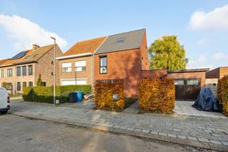 VOLLEDIG INSTAPKLARE GEZINSWONING MET 4 SLAAPKAMERS, GARAGE EN ZONNIGE TUIN OP 237 M² IN EKERENIn een rustige, kindvriendelijke doodlopende straat in...