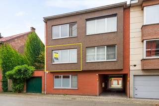 <p><span>In de Perwijsstraat te Duffel bevindt zich dit </span><span>instapklare en goed onderhouden éénslaapkamerappartement</span><span>, gelegen in een kleinschalig gebouw met slechts 5 appartementen en lage gemeenschappelijke kosten.</span></p><p><span>Het appartement beschikt over een EPC-label C, een conforme elektrische keuring en een asbestvrij attest. Bovendien werd recent een nieuwe condenserende gasketel geplaatst, wat bijdraagt aan het wooncomfort.</span></p><p><span>Via de inkomhal bereiken we de woonkamer met open keuken aan de voorzijde van het gebouw. Dankzij de brede glaspartij geniet deze ruimte van een aangename natuurlijke lichtinval.</span></p><p><span>Achteraan bevinden zich de badkamer, uitgerust met een bad, lavabo en toilet, en een praktische aparte berging met aansluitingen voor wasmachine en droogkast. De ruime slaapkamer van ca. 18,5 m² biedt voldoende plaats en geeft rechtstreeks uit op een gezellig terrasje waar je even kan genieten van de buitenlucht.</span></p><p><span>Een extra troef is de mogelijkheid om het huidige huurcontract voor een overdekte autostaanplaats aan de overzijde van de straat over te nemen.</span></p><p><span>Dankzij de instapklare staat, de beperkte gemeenschappelijke kosten en de praktische indeling is dit appartement ideaal voor eigen bewoning of als interessante investering.</span></p>