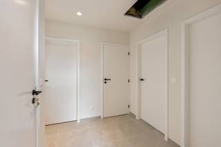 Stijlvol nieuwbouwappartement te huur in Tongerlo!<br /><br />In de Meulemanslaan 17 te Tongerlo bevindt zich dit kleinschalige nieuwbouwproject met slechts vijf appartementen, rustig gelegen met mooi zicht op het park.<br /><br />Het appartement combineert comfort en energiezuinigheid en beschikt over een lichtrijke leefruimte met open, volledig ingerichte keuken, slaapkamers, moderne badkamer, berging en apart toilet.<br /><br />Vanuit de leefruimte heb je toegang tot een ruim terras waar je in alle rust kan genieten van het groene uitzicht.<br /><br />Extra troeven zijn de privatieve berging en autostaanplaats.<br /><br />Kortom, een kwalitatief afgewerkt en instapklaar nieuwbouwappartement op een rustige ligging in Tongerlo.<br /><br />Vaste kosten: 150 euro: O<span>nderhoud tuin, gemene delen, elektriciteit en water gemene delen,…</span><br /><br />Bel ons op 014/95.37.50 of mail naar secretariaat@degroot-celen.be