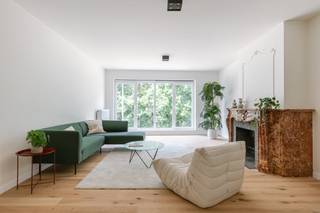 Op een gegeerde locatie in Sint-Amandsberg bevindt zich dit uitzonderlijk kwalitatief gerenoveerde appartement, met de mogelijkheid om een garage bij aan te kopen. Het appartement combineert een hoogwaardige afwerking met hedendaags wooncomfort en biedt een rustige woonomgeving, terwijl winkels, scholen, openbaar vervoer en het historische centrum van Gent zich op korte afstand bevinden.<br /><br />Via de ruime inkomhal bereikt u de lichtrijke leefruimte met open keuken. De grote raampartijen zorgen voor veel natuurlijk daglicht en bieden een prachtig, vrij uitzicht op het omliggende groen. De volledig uitgeruste keuken beschikt over een vaatwasser, koelkast, diepvriezer, kookplaat en spoelbak.<br /><br />Het appartement beschikt over drie volwaardige slaapkamers, een badkamer en een apart toilet. De combinatie van ruimte, een kwalitatieve afwerking en een praktische indeling maakt dit appartement bijzonder geschikt voor gezinnen of wie op zoek is naar extra wooncomfort.<br /><br />Troeven:<br />• Mogelijkheid om een garage bij aan te kopen<br />• Kwalitatieve totaalrenovatie<br />• 3 volwaardige slaapkamers<br />• Instapklaar en energiezuinig<br />• Lichtrijke leefruimte met open keuken<br />• Prachtig vrij uitzicht op het groen<br />• Rustige ligging in Sint-Amandsberg<br />• Vlotte verbinding naar Gent, invalswegen en openbaar vervoer<br /><br />Een unieke opportuniteit voor wie op zoek is naar een stijlvolle en instapklare woonst waar kwaliteit, ruimte en een groene omgeving perfect samenkomen.<br /><br />Voor meer informatie of een bezoek, contacteer Eva via eva@vicusvastgoed.be of op het nummer 0475 69 38 22.
