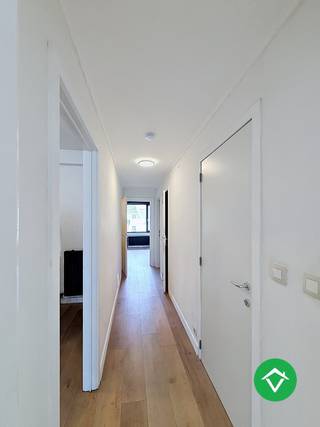 Dit recent gerenoveerd appartement in Oostende bestaat uit: inkomhal - woonkamer - keuken - afzonderlijk toilet - badkamer - 2 slaapkamers - terras. <br /><br />Het appartement beschikt zich over een conforme elektrische installatie, EPC C, is onmiddelijk beschikbaar met een huurprijs van 850€ per maand (syndic kosten inbegrepen in de huurprijs).