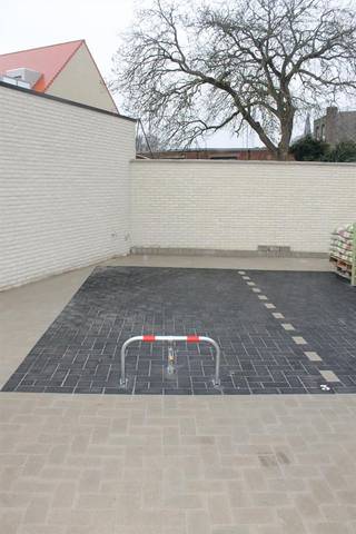 Autostaanplaats P1Gelegen achter het appartementsgebouw te Merksplas, Leopoldstraat, 34-365,40m x 2,50mgemeenschappelijk waterkraantje...
