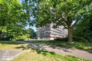 <span><p><span>INDELING:</span></p><p><span>- Inkomhal met grote vestiairekasten, voorzien van parketvloeren</span></p><p><span>- Mooie living met schuifraam naar terras, voorzien van parketvloeren</span></p><p><span>- Recente keuken met kasten en toestellen (dampkap, oven, kookplaat, ijskast, afwasmachine)</span></p><p><span>- Ingerichte badkamer met ligbad met douchescherm en lavabo in wandmeubel</span></p><p><span>- 2 slaapkamers (5 x 3,30) + (4 x 2,30)</span></p><p><span>- Afz. wc</span></p><p><span>- Kelder</span></p><p><span>- Zonnig terras (12,35 x 1,50)</span></p><p><span> </span></p><p><span>Enkele voordelen:</span></p><p><span>- Heel energiezuinig</span></p><p><span>- Reeds vernieuwde parlofonie</span></p><p><span>- Ruime liften (12 en 8 personen)</span></p></span>