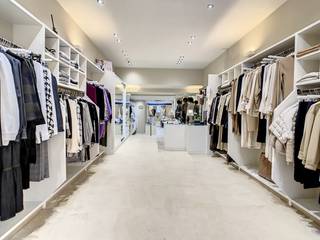 <strong>VEELBELOVEND HANDELSPAND IN HARTJE OUDENAARDE</strong> in een <strong>ZIJSTRAAT VAN DE MARKT</strong> te met een <strong>BOVENLIGGEND</strong> <strong>RENOVATIEPROJECT </strong>(Mogelijkheid tot het creëren van 3 appartementen (plannen hiervan beschikbaar).<br />Een betere <strong>LOCATIE EN VISIBILITEIT </strong>is haast niet te vinden en is nu beschikbaar voor u!<br />Met haar<strong> 271 M² AAN</strong> <strong>BEWOONBARE OPPERVLAKTE </strong>biedt deze eigendom u heel wat potentieel en ruimte. <br />Het <strong>HANDELSGEDEELTE VAN 125 M² </strong>is de ideale vestiging voor uw zaak en is <strong>MOMENTEEL VERHUURD AAN RENDABELE HUURDERS</strong>, dus ook de <strong>IDEALE OPBRENGSTEIGENDOM</strong>!<br />Daarenboven beschikt u hier over een <strong>GARAGE</strong>, <strong>TE BEREIKEN VIA DE ACHTERLIGGENDE STRAAT</strong>!<br /><br />Kom snel zelf de mogelijkheden van deze eigendom ontdekken! <br />Plannen voor het in te richten woongedeelte zijn te verkrijgen op aanvraag!<br /><br /><br />Adres: Broodstraat 31 te Oudenaarde