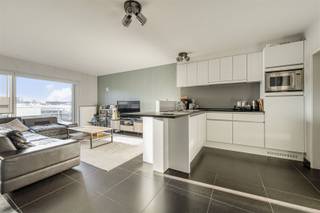 Modern en instapklaar appartement (bouwjaar 2008) in Sint-Niklaas met een ruim zuidgericht terras en mogelijkheid tot parking in de garage. Het appartement is zeer lichtrijk en beschikt over twee slaapkamers, ingemaakte kasten, airco en een gunstig EPC. Elektrisch volledig conform met geldig conformiteitsattest.Dankzij de centrale ligging dichtbij belangrijke invalswegen, het ziekenhuis en een aangenaam parkje, is deze woning ideaal voor een brede doelgroep. Een comfortabele, lichte en praktische woonst die rust en bereikbaarheid combineert.