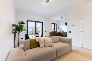 Bent u op zoek naar een hoogwaardig gerenoveerd appartement met 1 slaapkamer en een groot terras in Brasschaat? Dan hebben wij deze parel boven...