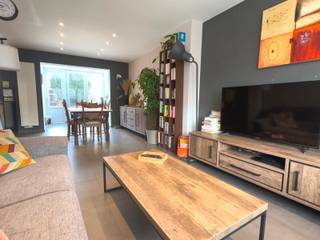 <p>**Gezellige en instapklare woning met 3 slaapkamers, tuin en garage in Koningslo!**<br /><br />Op zoek naar een gezellige, instapklare woning op een vlot bereikbare locatie? Dan is deze charmante woning in Koningslo beslist een bezoek waard!<br /><br />Via de inkomhal met gastentoilet komt u terecht in de aangename leefruimte, waar de eetplaats, zithoek en open keuken mooi in elkaar overvloeien. Bovendien is er ruimte om een praktische bureauhoek in te richten, ideaal voor wie regelmatig van thuis uit werkt.<br /><br />Op de eerste verdieping bevinden zich twee slaapkamers, waarvan één met dressing, en een badkamer. De ingerichte zolderverdieping doet dienst als derde slaapkamer en biedt zo extra ruimte en mogelijkheden.<br /><br />Ook buiten is het aangenaam vertoeven in de tuin, terwijl de garage en kelder zorgen voor de nodige praktische bergruimte.<br /><br />Een bijkomende troef is het EPC-label C, waardoor er geen renovatieplicht geldt. Bovendien is de elektrische installatie conform, wat extra gemoedsrust biedt voor de toekomstige eigenaars.<br /><br />De woning geniet bovendien van een gunstige ligging in Koningslo, met scholen, winkels en openbaar vervoer in de nabije omgeving. Dankzij de vlotte verbinding met de belangrijkste invalswegen zijn ook Brussel en de omliggende gemeenten gemakkelijk bereikbaar.<br /><br />**Een gezellige, instapklare woning met een praktische indeling en tal van mogelijkheden. Absoluut een bezoek waard!**<br /><br />Voor meer info en/of een bezoek: www.wsb-immo.be.<br /><br />Stedenbouwkundige inlichtingen en bodemattest in aanvraag.</p>