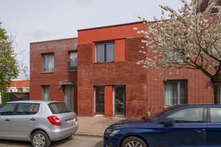 Deze gerenoveerde woning is gelegen in de charmante Duivelshoek in Wilrijk. Goed gelegen nabij groen, sportfaciliteiten, bruisende centrum Wilrijk, ziekenhuizen, openbaar vervoer winkels en supermarkten. Vlotte verbinding Brussel - Antwerpen.<br /><br />De woning is volledig gestript in 2026 en gerenoveerd.<br /><br />Indeling: Inkomhal met apart toilet, aansluitend een bureau of fiestenberging. Woonkamer op visgraatparket die netjes doorloopt doorheen de gehele woning. Open keuken voorzien van alle hedendaagse comfort. Via het schuifraam betreedt u de tuin met terras. Via de achterzijde heeft u nog een handig poortje naar de achterliggende servitude weg. 1V: nachthal, 3 slaapkamer en één badkamer.<br /><br /><br />EPC: A-label (warmtepomp, gevel-, vloer- en dakisolatie, ...)