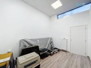 ***A LOUER *** Tubize centre ! Superbe cabinet médical idéalement situé en plein cœur de Tubize dans un centre médical, bien-être et sportif à proximité de Bruxelles et de toutes les commodités. Vous bénéficierez d'une visibilité accrue grâce à la façade et à l'affichage sur le site internet. Le Cabinet A1 se compose comme suit: D'un espace bureau avec fenêtre, radiateurs, évier et climatisation réversible de +/- 37 m². De l'autre coté de la porte, une salle avec mûr en plomb idéal pour les dentistes afin d'effectuer des radios. Confort: Ascenseur, salle d'attente, climatisation réversible. C.C gaz. Loyer: 850 euros/mois charges comprises. Contact : tubize@weinvest.be ou au 02.355.42.20 ou Julie au 0472.53.66.84