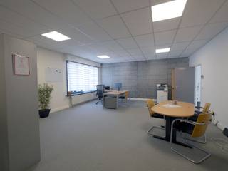 Ideaal gelegen kantoorruimte voor een bedrijf dat werkzaam is in de haven van Antwerpen of die gerelateerde beroepen uitoefenen. Dit pand biedt...