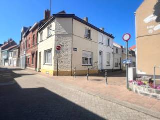 In het centrum van Heist, op een rustige locatie nabij een charmant dorpspleintje, bevinden zich deze twee aanpalende woningen die zowel...