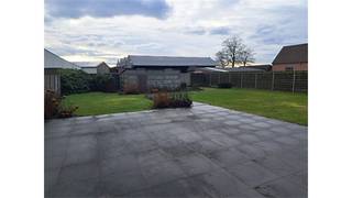 Een ruime, gelijkvloerse woning bestaande uit een woonkamer, ingerichte eiken keuken, 2 slaapkamers, badkamer, veranda, kelder, zolder,...