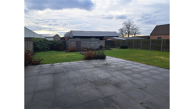 Een ruime gelijkvloerse woning met inpandige garage en tuin - foto 3