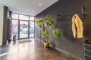 Een commercieel zeer goed gelegen handelsruimte/kantoor/winkelpandin de VolpestraatBestaande uit:Handelsruimte/winkel (+- 83m² - momenteel ingericht...