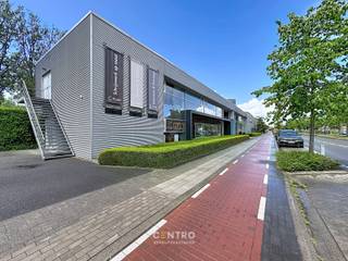 <p><u><strong>INDELING:</strong></u><br /><u><em>Gelijkvloers (248m</em></u><em><sup>2</sup></em><u><em>)</em></u>: afzonderlijke inkom via dubbele glazen deur - open handelsruimte met veel natuurlijk licht - een ruime opslagruimte (voorraad en stock), toegankelijk via dubbele deur aan de parking (u hoeft dus niet door de winkel!) - nieuw sanitair (dames/heren) met kitchenette.<br /><br /><u><strong>AFWERKING:</strong></u><strong> </strong><br />Bevloering met keramische tegels - grote glaspartijen (veel lichtinval) - verlaagd akoestisch plafond - aluminium schrijnwerk met dubbele beglazing.<br /><strong>Instapklaar en goed geïsoleerd (EPC-label: "B")</strong><br /><br /><u><strong>NUTSVOORZIENINGEN:</strong></u><strong> </strong><br />stadswater - elektriciteit - telefonie/internet - AIRCO-toestellen in het plafond (warm/koud) - voorzieningen alarm (Verisure).<br /><br /><strong><u>BESTEMMING:</u></strong><br />Handel, kantoor, diensten, vrij beroep, recreatie, ...<br /><br /><u><strong>LIGGING:</strong></u><br />Langs drukke invalsweg van Brugge = gratis publiciteit<br /> </p>
<p><u>* Bijzonderheden:</u><br />- 9 parkeerplaatsen aanwezig op het terrein, waarvan 2 voorbehouden voor deze ruimte.<br />- Huurprijs is exclusief onroerende voorheffing, gemeenschappelijke kosten en verbruik. Pro rata verrekening op jaarbasis.<br />- Onze referentie op <strong>www.centro.be</strong>: <strong>L0115-A</strong></p>