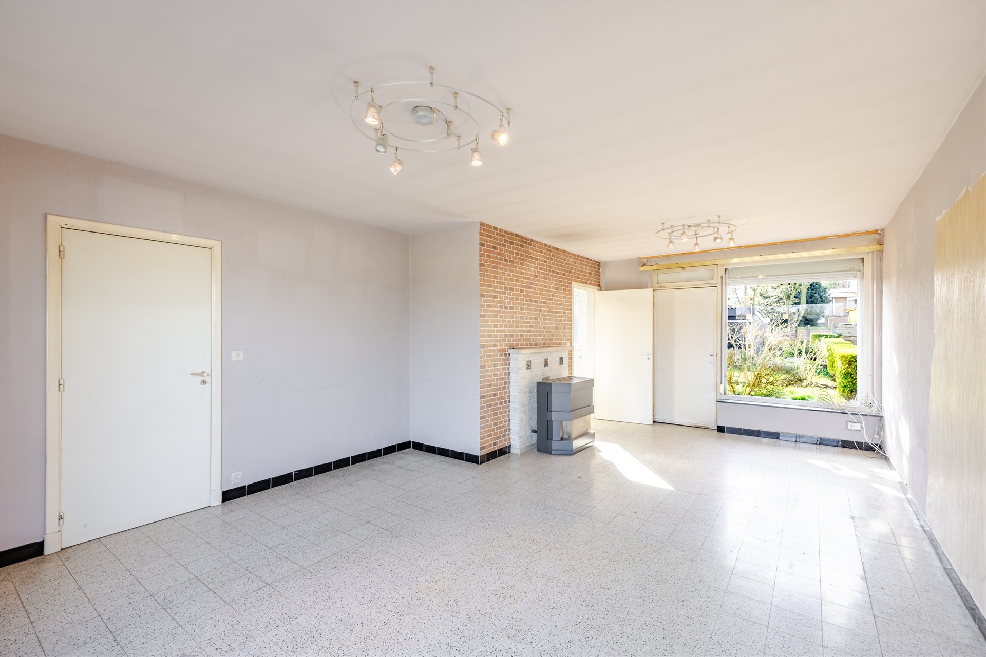 Te renoveren woning met 4 slpk en tuin - foto 3