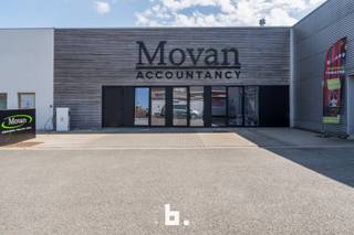 Dit lichtrijke, ruime (111m²) handelsgelijkvloers bevindt zich op een uitstekende locatie in het centrum van Beveren.<br />Bovendien beschikt het pand over meerdere parkeerplaatsen.<br /><br />De indeling van het pand met een commerciële toplocatie is als volgt:<br />- Vergaderruimte nabij de inkom vooraan<br />- Balie<br />- Polyvalente bureelruimte<br />- Keuken met eetplaats<br />- Apart bureel<br />- 2 aparte toiletten en doucheruimte<br />- Bergruimte<br />- Airconditioning<br />- 3 parkeerplaatsen<br /><br />Onmiddellijk beschikbaar<br />Huurprijs: €900 per maand<br />KI ten laste van de huurder