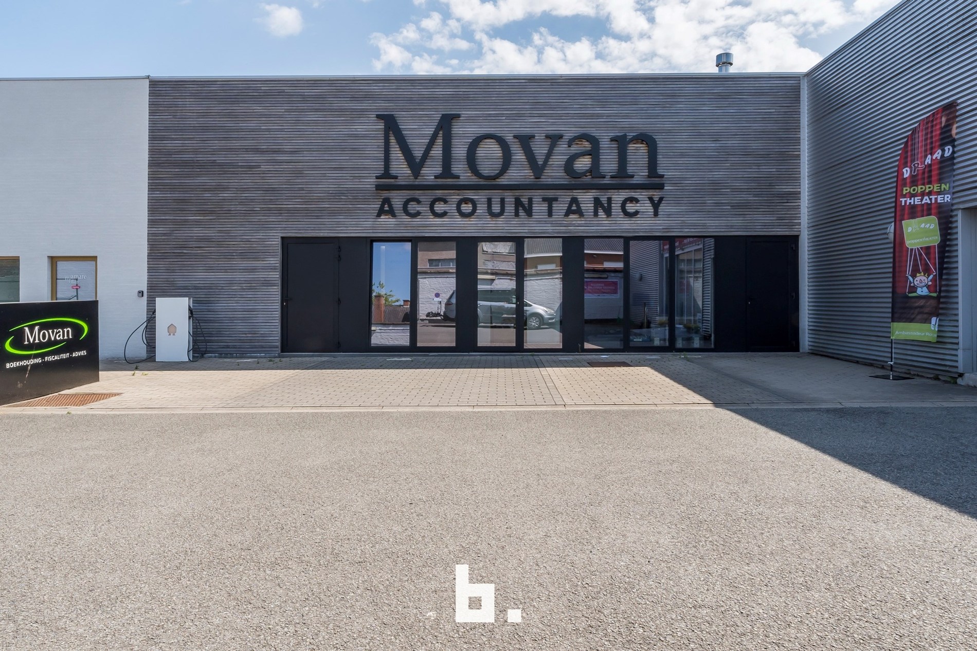 Recent, instapklaar handelsgelijkvloers met parkeerplaatsen - foto 1