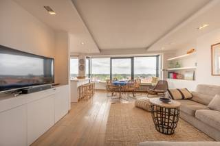 TE HUUR: Mooi gemeubeld appartement op de Kustlaan met prachtig zichtIndeling: inkomhal met gastentoilet en vestiaire, zuidgerichte woonkamer met...