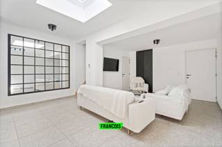 Deze volledig vernieuwde woning bevindt zich in het hart van het charmante Roesbrugge. Dankzij deze centrale ligging zijn diverse lokale...