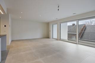 Découvrez le confort et le luxe de ce bel appartement neuf de deux chambres, situé sur la Yeperstraat, dans le centre de Poperinge. Ce bel...