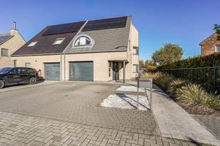 In het rustige Londerzeel Sint-Jozef vind je deze verzorgde halfopen bebouwing op een perceel van 497 m², met een bewoonbare oppervlakte van 184...