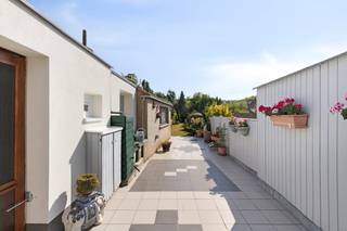 Centraal gelegen rijwoning met drie slaapkamers en zongerichte tuin te koop nabij het centrum van Veurne. De woning is ideaal gelegen op wandelafstand van de winkels en de Markt en geniet bovendien van een vlotte aansluiting naar de E40.<br /><br />Indeling gelijkvloers:<br />- Inkomhal;<br />- Gezellige living<br />- Keuken voorzien van oven, inductiekookplaat en koelkast<br />- Aangename zithoek<br />- Badkamer met douche en enkele lavabo<br />- Apart toilet<br /><br />Eerste verdieping:<br />- Slaapkamer 1<br />- Slaapkamer 2<br /><br />Tweede verdieping:<br />Ruime zolderruimte, ideaal als slaapkamer, hobbyruimte of bureau.<br /><br />Troeven:<br />- Centrale ligging<br />- Ruime zongerichte tuin<br />- Recente gevelrenovatie<br /><br />Bent u op zoek naar een centraal gelegen woning in Veurne? Ontdek zelf de mogelijkheden en plan vandaag nog uw bezoek!<br /><br />Bestuursmaatregelen in het maatregelenregister: nee