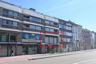 Net buiten de Kleine Ring van Hasselt bevindt zich dit stijlvol en hoogwaardig afgewerkt duplex-appartement met een speelse en doordachte...