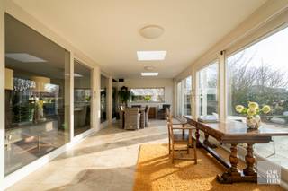 IndelingOp de begane grond bevindt zich een inkomhal met vestiaire en gastentoilet. De ruime woonkamer bestaat uit een zit- en eethoek uitgerust met...