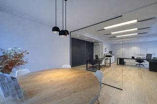 Bent u op zoek naar een uitstekend gelegen handelspand om uw onderneming te vestigen? Deze eigendom in het hart van Izegem biedt talloze...