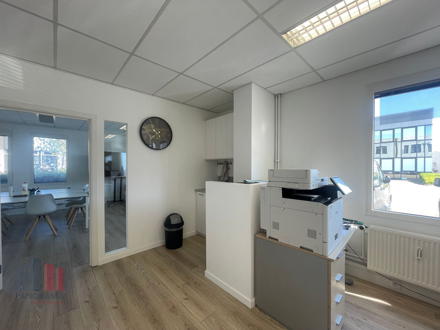 136 m² de bureaux prêts à l’emploi avec 78 m² de stockage avec excellente visibilité ! - photo 4