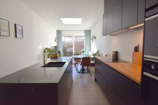 Deze charmante woning in de geliefde wijk Overleie combineert modern comfort met een toplocatie nabij de Leie, het bus- en treinstation, ... maar ook alle andere belangrijke voorzieningen.<br /><br />Inkomhal met apart gastentoilet en een ingebouwde kast waarin de wasmachine en droogkast keurig zijn weggewerkt. Verder is er ook nog toegang tot kelder (ideale berging).<br /><br />De volledig geëquipeerde keuken vormt samen met het gezellige leefgedeelte, het warme hart van de woning. Dankzij een lichtkoepel en een groot schuifraam geniet de ruimte van overvloedig daglicht en een rustgevend uitzicht op de zuidwestelijk georiënteerde stadstuin.<br />De vloerverwarming maakt de ruimte niet alleen comfortabel, maar benadrukt ook het moderne en open karakter.<br /><br />De eerste verdieping omvat een royale slaapkamer en een stijlvolle badkamer met inloopdouche, lavabomeubel en toilet.<br />Op de tweede verdieping is er de tweede ruime slaapkamer die opgedeeld kan worden in een 2de en 3de slaapkamer.<br /><br />Uitstekend EPC (label B) en conforme elektriciteit!<br /><br />Kortom, een unieke kans om te wonen in een rustig stukje Kortrijk!<br /><br />Beschikbaarheid: 01/01/2026<br />Huurprijs: 880 EUR/maand<br />Adres: Proosdijstraat 37, 8500 Kortrijk<br />Onze referentie: DEV4827