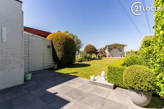 <p>In een rustige en aangename woonomgeving in Haasdonk (Ropstraat 28) bevindt zich deze zeer goed onderhouden gezinswoning met 3 slaapkamers, een mooie tuin met vrij zicht en een inpandige garage. Ideaal voor wie ruimte, comfort en een sterke ligging zoekt.</p>
<p>Bij het binnenkomen valt meteen de degelijkheid en het potentieel op. De inkomhal leidt naar een lichtrijke leefruimte met een open indeling en aangenaam ruimtegevoel. Aansluitend vind je de keuken met eetplaats/veranda, met uitzicht op de tuin — een fijne plek voor het dagelijkse gezinsleven.</p>
<p>Op de verdieping zijn er 3 volwaardige slaapkamers, geschikt voor gezinnen, thuiswerk of hobby’s. De woning is instapklaar en praktisch ingedeeld, met mogelijkheden om naar eigen smaak te moderniseren. Extra troeven zijn de twee toiletten, een praktische kelder en een ruime, vlot toegankelijke zolder met veel bergruimte.</p>
<p>De tuin is een echte meerwaarde: mooi aangelegd en met een vrij, groen uitzicht achteraan, ideaal om in alle rust te genieten. Het tuinhuis is in uitstekende staat en biedt extra opbergruimte. Achteraan is er bovendien plaats voor een moestuin.</p>
<p>De ligging is bijzonder gunstig. Op wandelafstand vind je een school, sporthal en een speelbos — perfect voor gezinnen met kinderen. De oprit van de E17 ligt op slechts 2 km, wat zorgt voor een vlotte verbinding.</p>
<p>Verder beschikt de woning over een inpandige garage en twee private parkeerplaatsen op eigen terrein.</p>
<p>EPC: 312 kWh/m² (label D) – geen renovatieverplichting.</p>
<p>Een woning met een sterke basis, aangename leefruimtes en een aantrekkelijke buitenomgeving. Zeker een bezoek waard.</p>