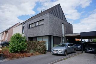 ***in optie*** instapklare energiezuinige gezinswoning nabij het centrum van Ravels<br />Rustig en kindvriendelijk wonen, met alle comfort binnen handbereik.<br />De Kerkakker in Ravels is een recente, rustige en kindvriendelijke verkaveling, gelegen vlak bij het centrum en de schoolomgeving van Ravels.<br />Deze energiezuinige halfopen bebouwing, gebouwd in 2017, combineert een doordachte indeling met hedendaags wooncomfort en een aangename buitenruimte. Met vier ruime slaapkamers is dit de ideale gezinswoning.<br />Via de inkomhal met gastentoilet en vestiaire komt u in de royale en lichtrijke leefruimte. Deze werd recent voorzien van een gashaard met ingebouwd meubel, wat zorgt voor extra sfeer en gezelligheid. Zowel de leefruimte als de keuken beschikt over vloerverwarming.<br />De open keuken vormt het hart van de woning en is uitgerust met een praktisch eiland met keramisch werkblad en kwalitatieve apparatuur. Aansluitend bevindt zich een handige berging/wasplaats met douche.<br />Naast de elegante eiken trap naar de eerste verdieping bevindt zich de toegang tot de kelder. Deze biedt een uitstekende extra bergruimte. De woning beschikt daarnaast over een kruipruimte.<br />Op de eerste verdieping bevinden zich drie slaapkamers en een volledig uitgeruste badkamer met dubbele wastafel, ligbad en douche. De badkamer is voorzien van vloerverwarming. De volledige verdieping is voorzien van parket en elektrische rolluiken.<br />Via de vaste eikentrap bereikt u de zolderverdieping. Hier bevindt zich een ruime polyvalente ruimte, die naar wens kan worden ingericht als extra slaapkamer, hobbyruimte, bureau of speelruimte. Daarnaast is er een afzonderlijke technische ruimte met de gascondensatieketel en het ventilatiesysteem type D.<br />Ook buiten is het aangenaam vertoeven. De onderhoudsvriendelijke tuin en het stijlvolle terras vormen een fijne plek om te ontspannen en volop van het buitenleven te genieten.De woning beschikt bovendien over een garage/berging en een carport.