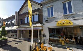 Ruim commercieel gelijkvloers of kantoor te huur, gelegen te Heist-op-den-Berg op de Bergstraat.<br />De gevelbreedte bedraagt ca. 7 m. <strong>OPPERVLAKTE : 825 m² waarvan 635 m² winkel + magazijn 190 m². </strong><br />Onroerende voorheffing ten laste van de huurder. Onmiddellijk beschikbaar. Plannen zijn verkrijgbaar op aanvraag. <br /><strong>Benieuwd naar dit bedrijfsvastgoed regio Heist-op-den-Berg?</strong><br />Contacteer 054 33 62 52 of info@immodelestre.be<br />www.immodelestre.be